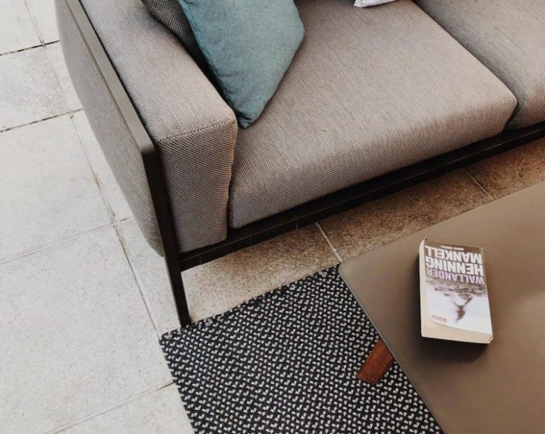 Home Comfortabele woonkamer met vloerkleed, bank en contrasterende kleuren voor meer comfort