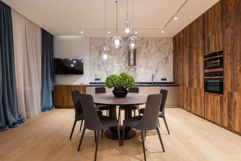 Home Stijlvol ingerichte woonkamer met vloerkleed, spiegels en lampen voor het stylen van elk deel van je huis
