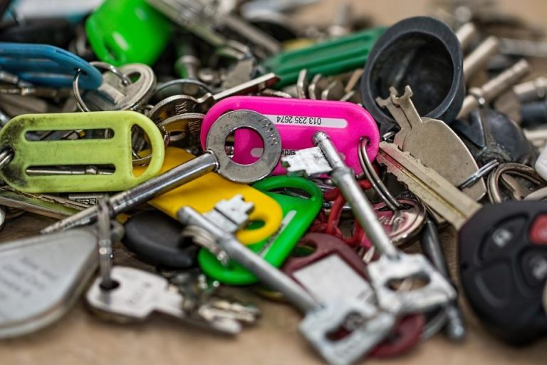 Persoon buitengesloten in Rotterdam aan de deur na verlies van sleutels, zoekt hulp van slotenmaker