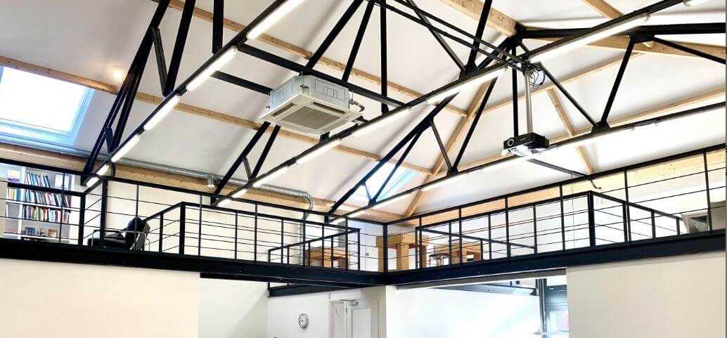 Professionals van Hollandplafond die een spanplafond plaatsen met snelle en professionele montage.