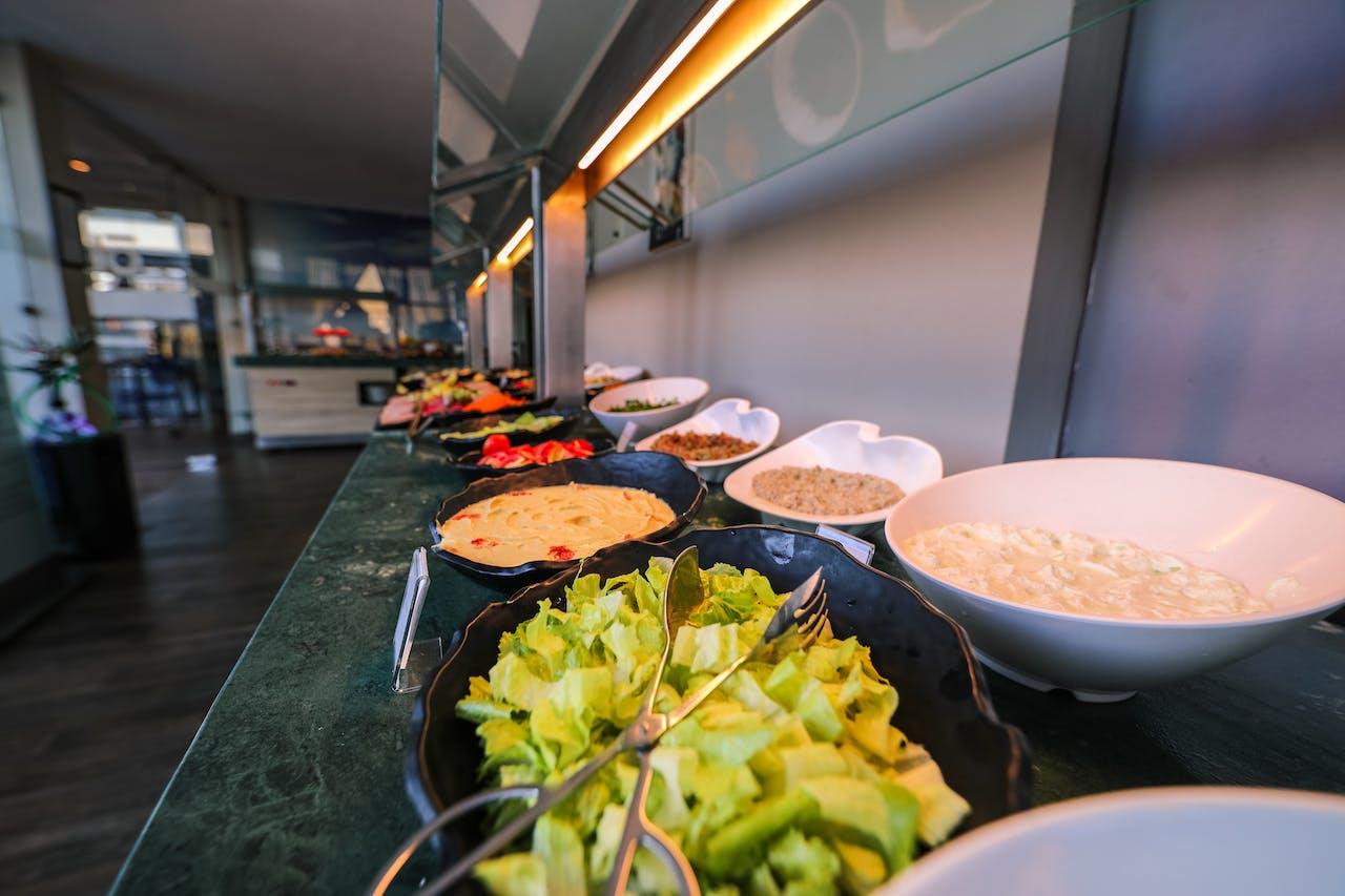 Heerlijk uitgezonde buffet catering met diverse gerechten en salades voor een succesvol evenement