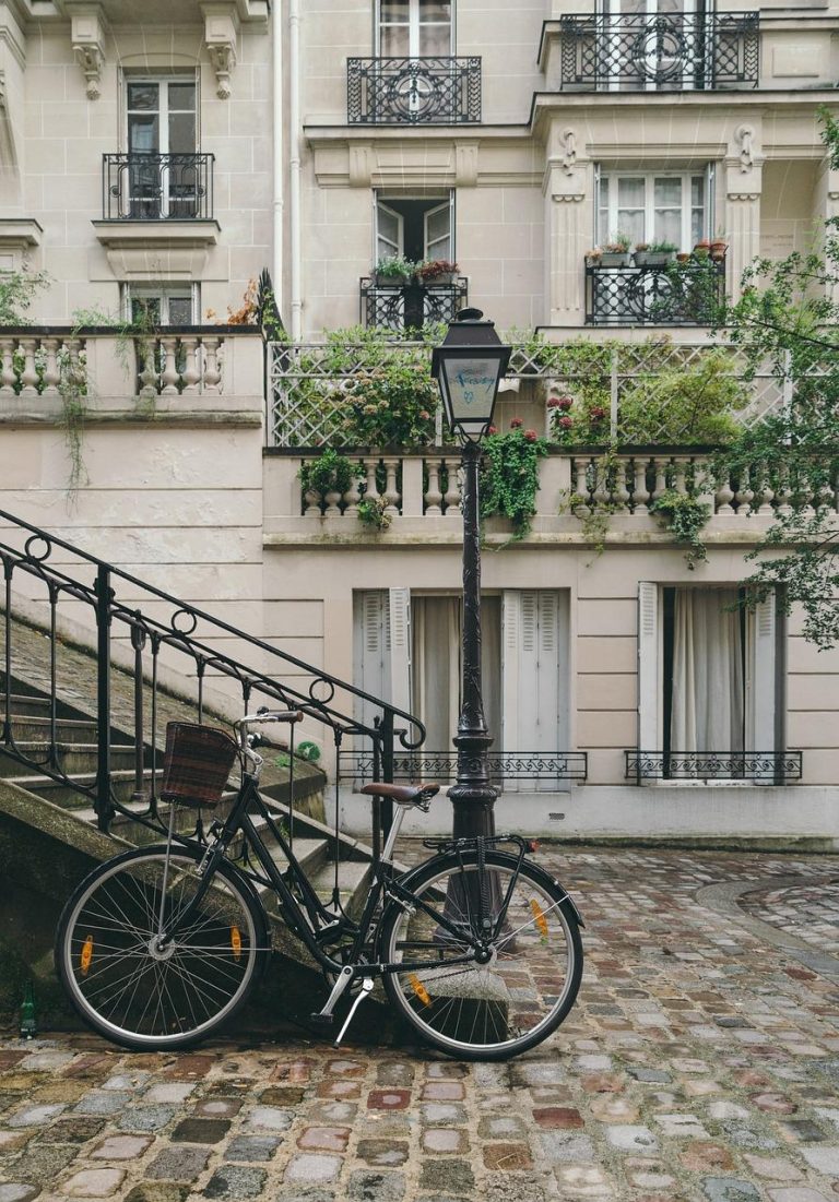 Home Afbeelding met tips voor fiets kopen Amsterdam - diverse fietsen en veiligheidsuitrusting weergegeven