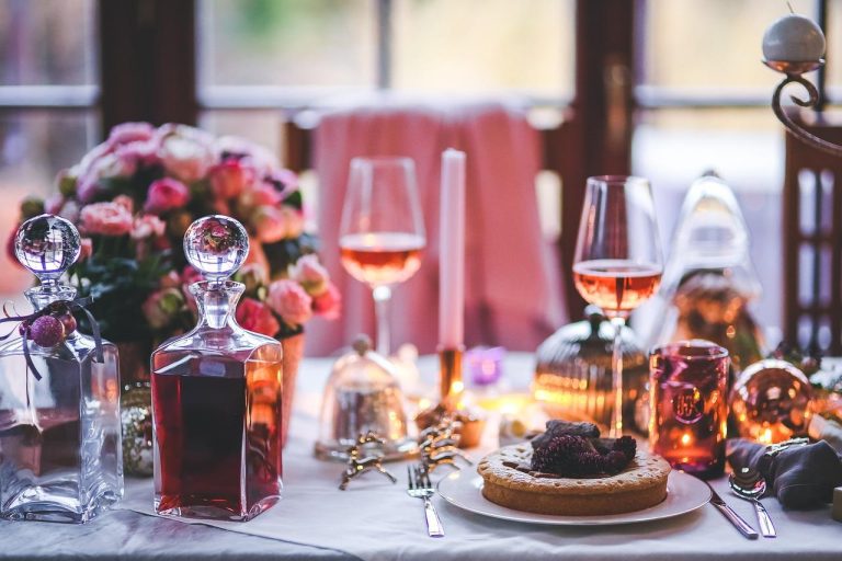 Home Mooi gedekte tafel met decoratie voor het organiseren van de perfecte dinerparty