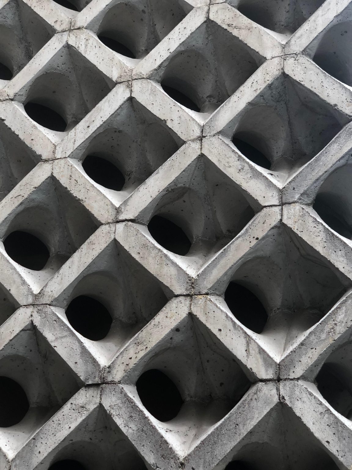 Erik van Ooijen Handelsonderneming showroom met betonblokken en gebruikte betonplaten voor duurzaam bouwen
