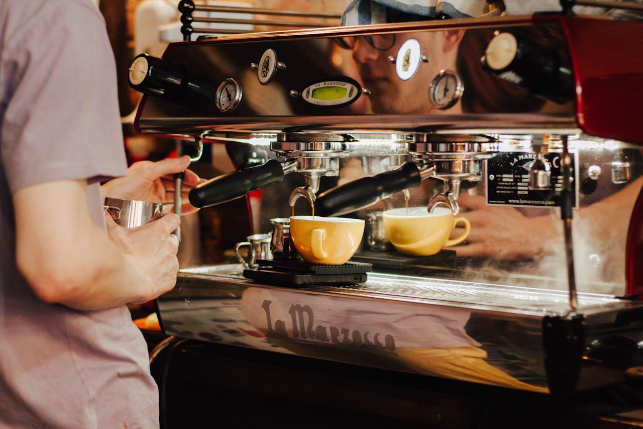 Professionele horeca kraan in een moderne keuken met roestvrij stalen design voor effectief tappen en spoelen