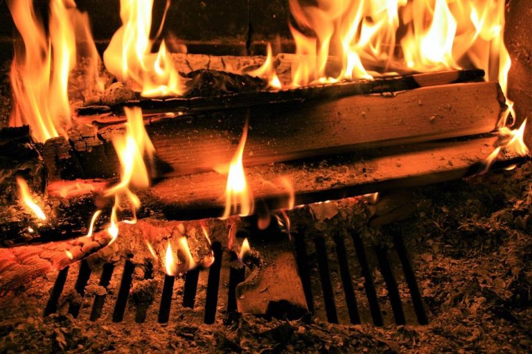 Home Moderne bio ethanol haard met echte vlammen als sfeervolle en duurzame verwarmingsoplossing voor het huis