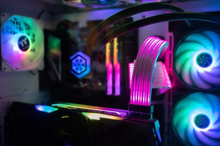Home Experts bespreken het samenstellen van je eigen desktop met onderdelen zoals CPU, RAM, GPU en moederbord voor optimale presta
